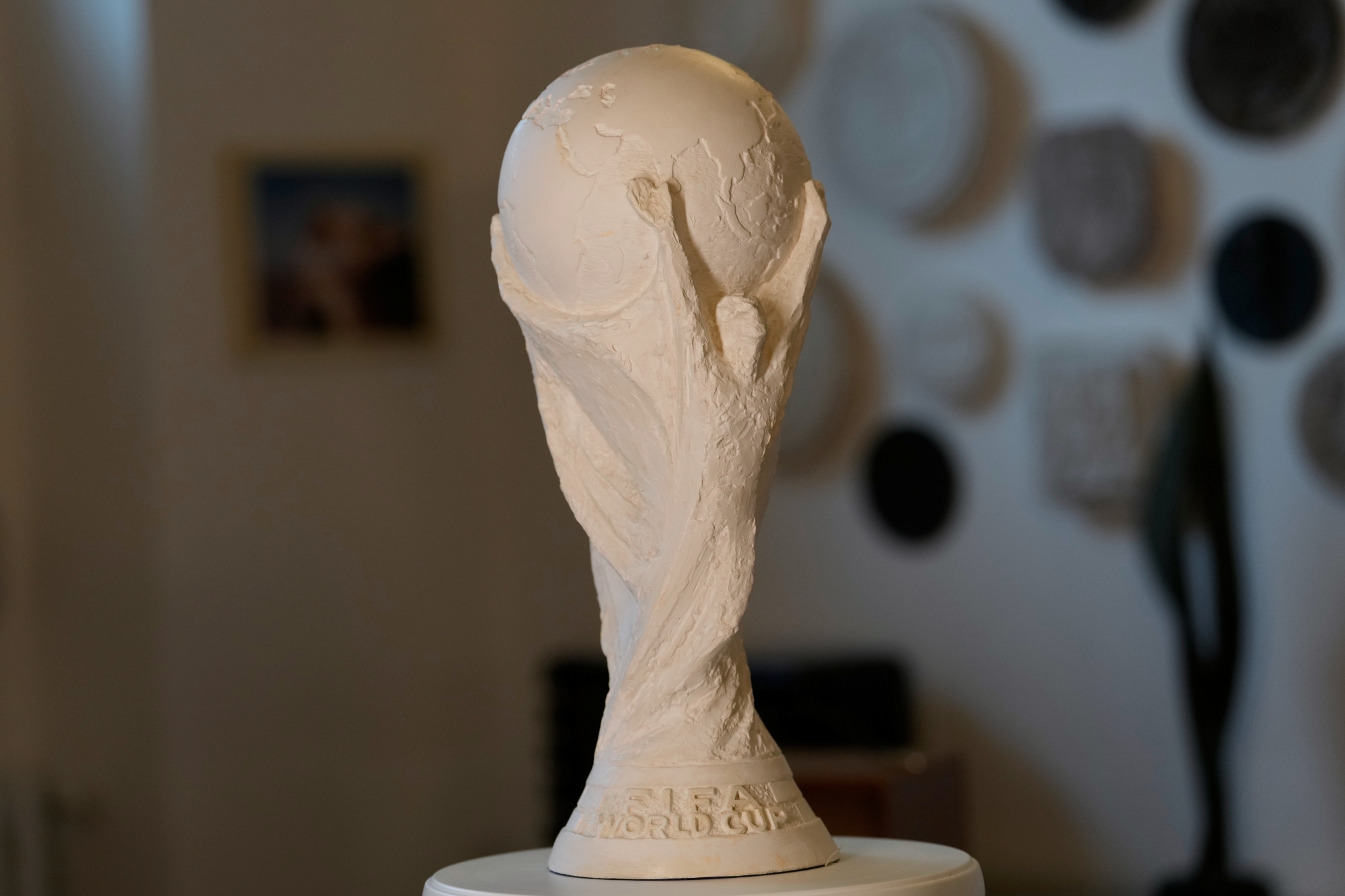 niccol-lupone-how-an-italian-sculptor-created-the-world-cup-trophy